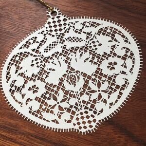 1985 Metropolitan MOMA "Kissing Doves" White Lace Christmas Ornament VTG